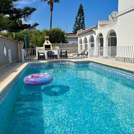 Дом отдыха With Pool, Chill-out & Bbq
